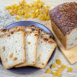 Домашний белый хлеб с изюмом и семечками на закваске - пошаговый рецепт приготовления с фото 